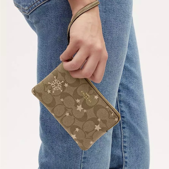 NWT Coach Corner Zip Wristlet In Signature Khaki Canvas w/Star & Snowflake Print - Picture 2 of 6
